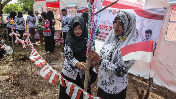 Sejumlah guru menghias tenda kemah mereka saat mengikuti Jambore peringatan Hari Guru Nasional 2022 di Bumi Perkemahan Toah Pahoe, Palangka Raya, Kalimantan Tengah, Jumat (25/11/2022). Jambore tersebut diikuti ratusan guru di kota itu sebagai ajang sillaturahmi dan menguatkan solidaritas antarguru guna meningkatkan mutu pendidikan di Kota Palangka Raya. ANTARA FOTO/Makna Zaezar/aww.