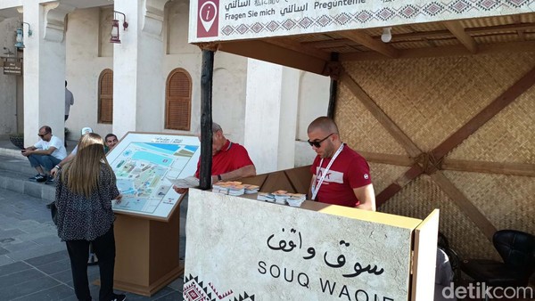 Souq Waqif bertempat di Al Souq, Doha. Tempat itu mudah dijangkau. Bingung mau ke mana saat sampai ke Souq Waqif? Tenang, ada petugas yang ajan membantu. Souq Waqif bertempat di Al Souq, Doha. Tempat itu mudah dijangkau. Bingung mau ke mana saat sampai ke Souq Waqif? Tenang, ada petugas yang ajan membantu.