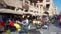 Deretan tempat makan langsung terlihat begitu masuk Sauq Waqif, masakan berbagai negara ada di sana.