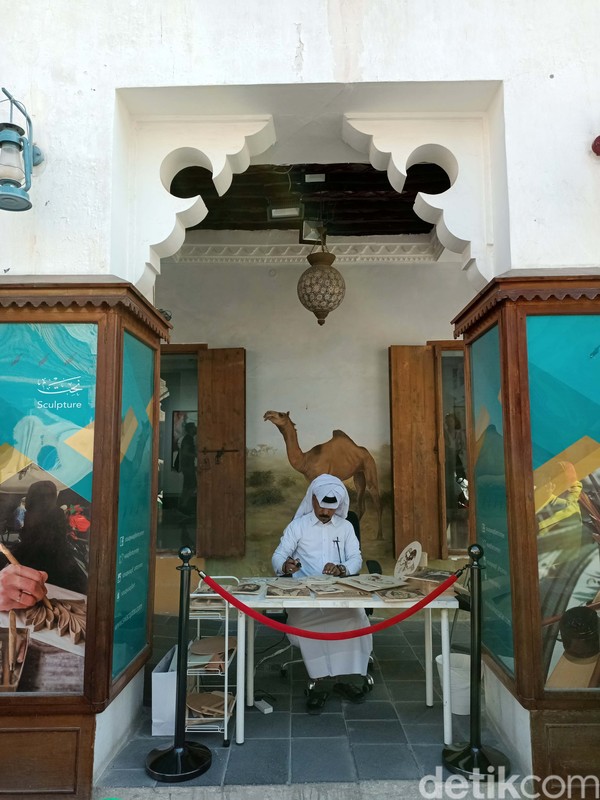 Art center juga bisa dikunjungi di Sauq Waqif. Ada juga jasa lukis wajah.