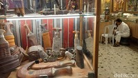 Barang-barang Timur-Tengah seperti pedang dan pernik lainnya ada di sana.