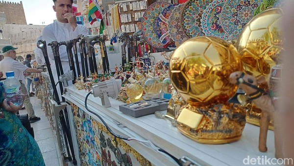 Berbagai macam barang dijual di tampatbyang bisa dibilang sebagai Pasar Beringharjonya Qatar ini. Trofi Ballon dOr pun ada.