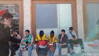 Street food mulai bisa dibeli pada pukul 16.00 WIB. Sambil menunggu itu bisa membeli karak, teh khas Qatar.