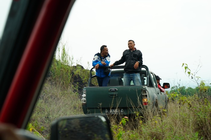 Menikmati alam Garut lewat mobil jip