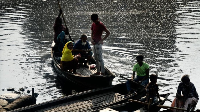 Menyeberangi Sungai Paling Tercemar di Bangladesh Buriganga merupaka satu dari 10 sungai tercemar di dunia. Sungai ini berada di kota Dhaka, Bangladesh yang dapat berfungsi sebagai jalur transportasi air antar kota.