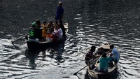 Sejumlah warga menyeberangi sungai Buriganga tua menggunakan perahu, Rabu (23/11/2022).