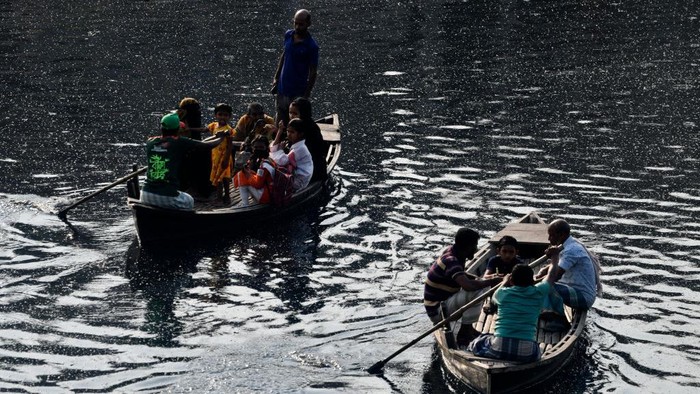 Menyeberangi Sungai Paling Tercemar di Bangladesh Buriganga merupaka satu dari 10 sungai tercemar di dunia. Sungai ini berada di kota Dhaka, Bangladesh yang dapat berfungsi sebagai jalur transportasi air antar kota.