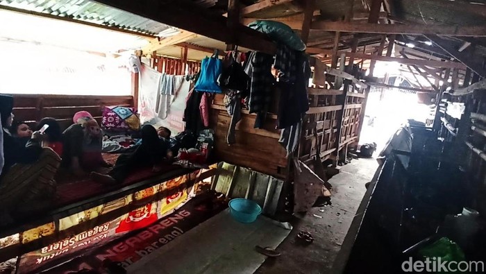 Warga Kampung Warungbatu, Desa Mekarsari, Cianjur terpaksa mengungsi di kandang kambing. Begini potretnya.