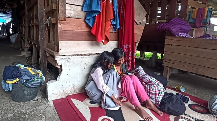 Warga Kampung Warungbatu, Desa Mekarsari, Cianjur terpaksa mengungsi di kandang kambing. Begini potretnya.