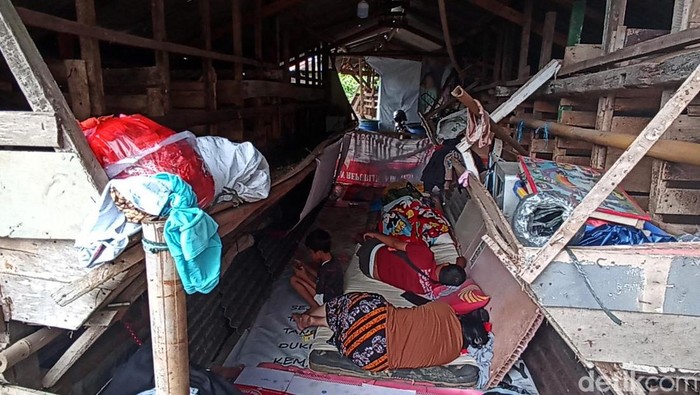 Warga Kampung Warungbatu, Desa Mekarsari, Cianjur terpaksa mengungsi di kandang kambing. Begini potretnya.
