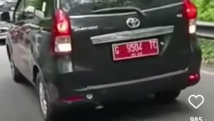 Mobil pelat merah dipukul mundur di Gunungkidul. Foto diunggah pada Jumat (25/11/2022).