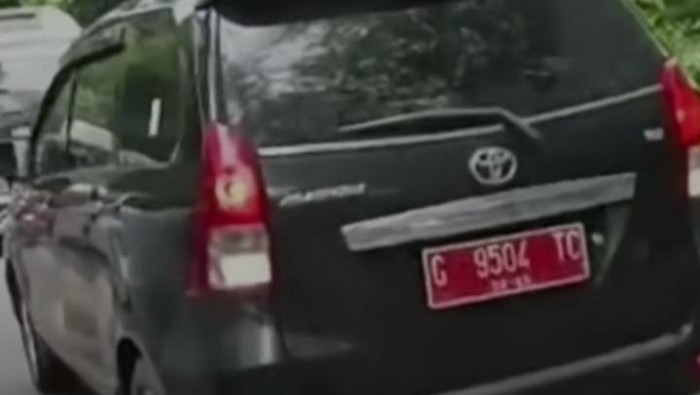 Mobil pelat merah dipukul mundur di Gunungkidul. Foto diunggah pada Jumat (25/11/2022).