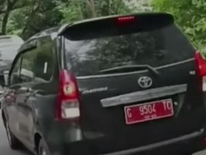 Viral Mobil Pelat Merah G Lawan Arus Dipukul Mundur saat Macet Gunungkidul
