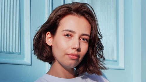 Contoh model rambut segi pendek.