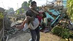 Momen Ayah Gendong Anak yang Luka Akibat Gempa Cianjur