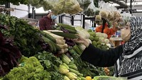 Zaskia Sungkar tampaknya suka belanja di pasar Fresh Market Emerald Bintaro. Kali ini artis muda ini sedang memilih sayuran. Foto: Instagram @zaskiasungkar15