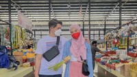 Bahkan suaminya, Irwansyah pun sampai menemani istri tercintanya itu belanja di pasar. Mereka terlihat membawa beberapa kantong. Isinya apa ya? Foto: Instagram @zaskiasungkar15