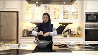 Nah, kali ini Zaskia Sungkar sedang memasak di dapur cantiknya. Perempuan kelahiran 1990 itu hendak menggoreng cumi hitam nih. Foto: Instagram @zaskiasungkar15
