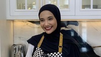 Sembari berpose cantik, artis berumur 31 tahun itu pun menunjukkan masakan ayam miliknya. Sepertinya enak. Foto: Instagram @zaskiasungkar15
