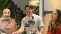 Tak hanya masak untuk keluarga, Zaskia Sungkar juga suka menyuguhkan makanan untuk teman, salah satunya Acha Septriasa. Foto: Instagram @zaskiasungkar15