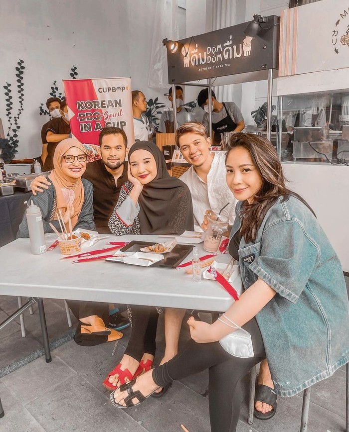 momen kuliner Zaskia Sungkar momen kuliner Zaskia Sungkar
