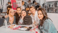Kali ini bukan masak-masak di dapur, melainkan Zaskia dan teman-teman artis lain sedang menikmati kulineran seru di teras rumahnya. Foto: Instagram @zaskiasungkar15