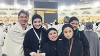 Saat ini Zaskia Sungkar tengah menjalani ibadah umroh di kota suci Mekah. Sebelumnya, ia pun sempat mendapat musibah gempa ketika masih berada di Istanbul. Foto: Instagram @zaskiasungkar15