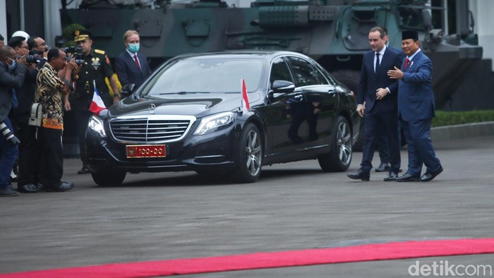 Menhan Prabowo menerima kunjungan Menhan Prancis Sébastien Lecornu di kantor Kementerian Pertahanan.