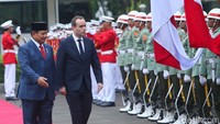 Mereka juga memantau kesiapan pasukan dan hormat di depan bendera kebangsaan RI dan Prancis.