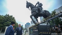 Prabowo juga mengajak Sébastien Lecornu untuk melihat patung Presiden RI Pertama Soekarno di depan Kemenhan.