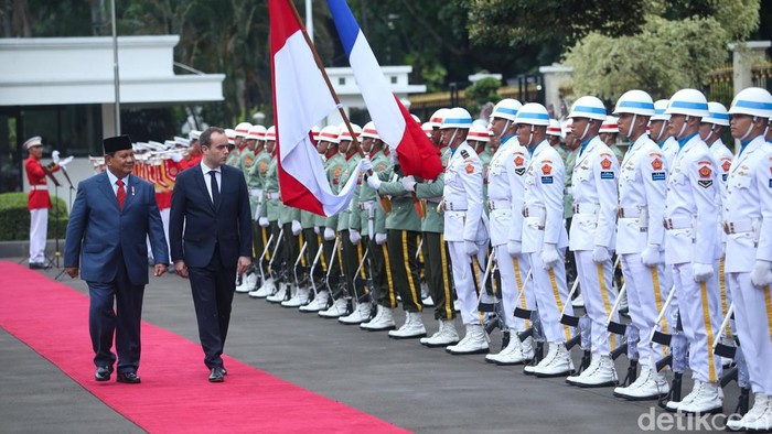 Menhan Prabowo menerima kunjungan Menhan Prancis Sébastien Lecornu di kantor Kementerian Pertahanan.