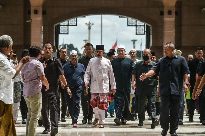 Perdana Menteri Malaysia Anwar Ibrahin mendatangi kantor perdana. Ia terlihat santai mengenakan sandal saat ngantor.