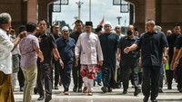 Tampak dari jauh PM Anwar berjalan meninggalkan Masjid Putra usai salat.