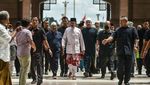 Momen PM Malaysia Anwar Ibrahim Ngantor Perdana Pakai Sandal