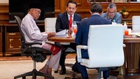 PM Malaysia tersebut memimpin rapat bersama pegawai-pegawai tertinggi kerajaan, yakni ketua Setiausaha Negara Tan Sri Mohd Zuki Ali.