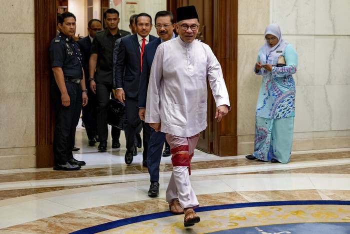 Momen PM Malaysia Anwar Ibrahim Ngantor Perdana Pakai Sandal Perdana Menteri Malaysia Anwar Ibrahin mendatangi kantor perdana. Ia terlihat santai mengenakan sandal saat ngantor.
