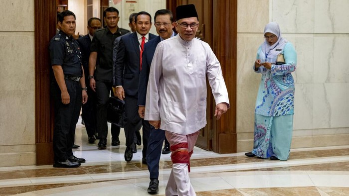 Perdana Menteri Malaysia Anwar Ibrahin mendatangi kantor perdana. Ia terlihat santai mengenakan sandal saat ngantor.