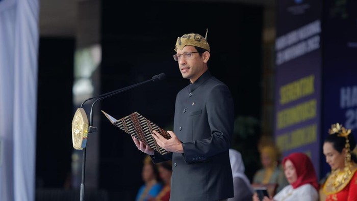 Nadiem Makarim mengucapkan terima kasih pada guru dan pihak yang berinovasi dan mendukung pergeseran untuk pendidikan di Hari Guru Nasional 2022. Nadiem Makarim mengucapkan terima kasih pada guru dan pihak yang berinovasi dan mendukung pergeseran untuk pendidikan di Hari Guru Nasional 2022.