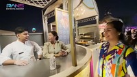 Dirinya bertemu oleh seorang pekerja kedai yang ternyata orang Indonesia. Pekerja tersebut langsung menyambut Nagita dan menawarkan menu terbaik mereka. Foto: YouTube/RANS Entertainment
