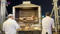 Mirip seperti kebab, menu jajanan pertama yang dicicipinya adalah kebab khas Qatar dengan isian daging kambing. Penjualnya bisa menghabiskan hingga satu ekor kambing utuh untuk memenuhi keinginan para pengunjung stadion sepak bola. Foto: YouTube/RANS Entertainment