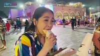 Saat mencicipi sejak gigitan pertama, Nagita Slavina sudah dibuat terkesima. Menurutnya rasa daging kambing yang digunakan tidak berbau, terasa rempahnya dan sangat lezat. Foto: YouTube/RANS Entertainment