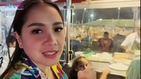 Usai puas makan kebab khas Qatar, Nagita Slavina mencoba untuk antre di salah satu kedai roti khas Arab. Sayangnya antrean yang panjang membuat Nagita Slavina mengurungkan niatnya. Foto: YouTube/RANS Entertainment