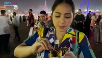 Istri dari Raffi Ahmad ini memutuskan untuk memesan sebuah pancake mini dengan siraman cokelat di atasnya. Raut wajahnya menunjukkan Nagita Slavina sudah tak sabar untuk melahap pancake yang hangat itu. Foto: YouTube/RANS Entertainment