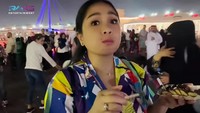 Adonan pancake yang lembut dengan cokelat yang tak terlalu manis ternyata begitu disukai oleh Nagita Slavina. Wajahnya terlihat sangat ekspresif saat mencicipi makanan tersebut untuk pertama kalinya dan tak lupa menawarkan timnya untuk ikut mencoba. Foto: YouTube/RANS Entertainment
