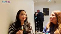 Keluarga Raffi Ahmad dan Nagita Slavina ternyata memesan area skybox sebagai tempat menonton bola yang premium. Salah satu fasilitasnya adalah penyajian camilan dan makanan untuk para tamu sambil menemani waktu menonton liga sepak bola dunia. Foto: YouTube/RANS Entertainment