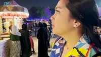 Bersama keluarganya, Nagita Slavina pergi menyaksikan Piala Dunia 2022 langsung di Qatar sambil kulineran di sekitarnya. Manyambangi area foodcourt di luar stadion, Nagita Slavina tak sabar untuk berburu jajanan kaki lima yang populer di Qatar. Foto: YouTube/RANS Entertainment