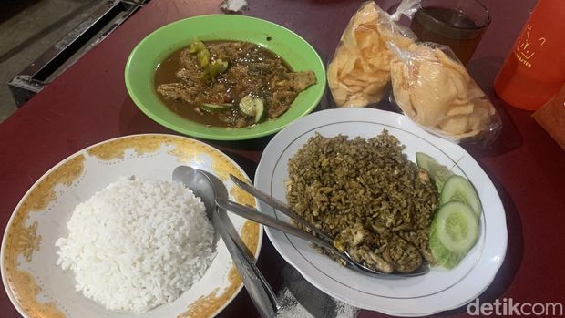 Nasi Goreng dan Telor Kecap Madona yang menggugah selera.