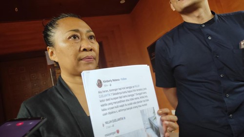 Niluh Djelantik saat melaporkan akun Facebook Kimberly Rebeca di Polda Bali. (I Wayan Sui Suadnyana/detikBali)