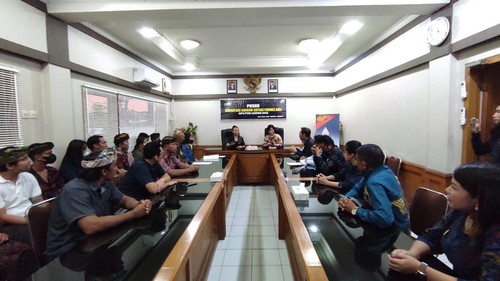 Para CPMI korban penipuan PT MAG Diamond bersama pengacara dan Niluh Djelantik mendatangi Subdit IV PPA Ditreskrimum Polda Bali. (I Wayan Sui Suadnyana/detikBali)