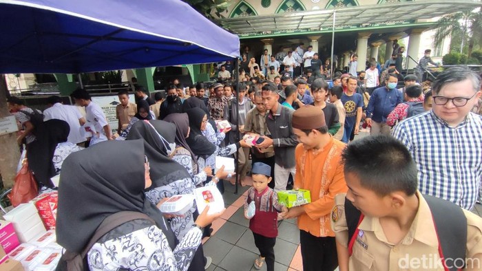 Para guru di Ciamis membagikan makanan kepada para jemaah usai salat Jumat.